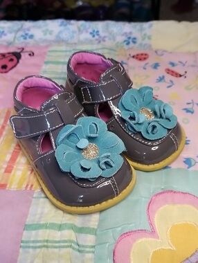 Livie & Luca Gray Patent Leather Mary Janes w/Teal Suede Flowers Size 4 Blossoms